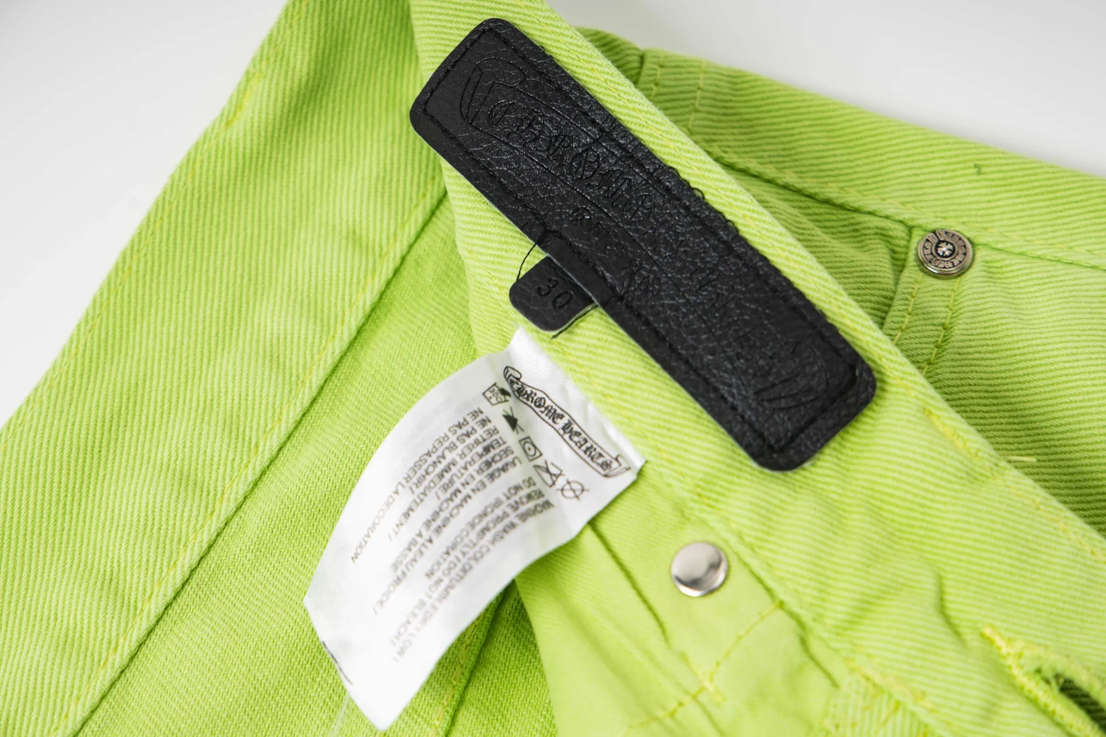 P250 Chrome Hearts dopamine green denim and black and yellow leather couple jeans are a hot trend this season and are sought after by countless celebrities and fashionistas. The neat details of the cutting process add color to the playful fashion! The neat and meticulous design, and the well-fitting structure is unique. The upper body not only has outstanding recognition, but also looks younger and younger. A style with the ultimate wearing meaning and performance, gorgeous color matching, and the craftsmanship of this style is also extremely extraordinary. After the finished product is washed, it is disassembled and hand-made with sheepskin cross leather and then spliced ​​together to complete. The whole piece has too many craftsmanship to describe. It is decorated with patchwork cross flowers and high-waisted washed jeans! ! Absolutely high-end luxury product, a god-level single product, a super popular product, made by top heavy industry, a magic weapon that cannot be missed to hit the streets. Style number: 1829# Size: 28 30 32 34 Color: green